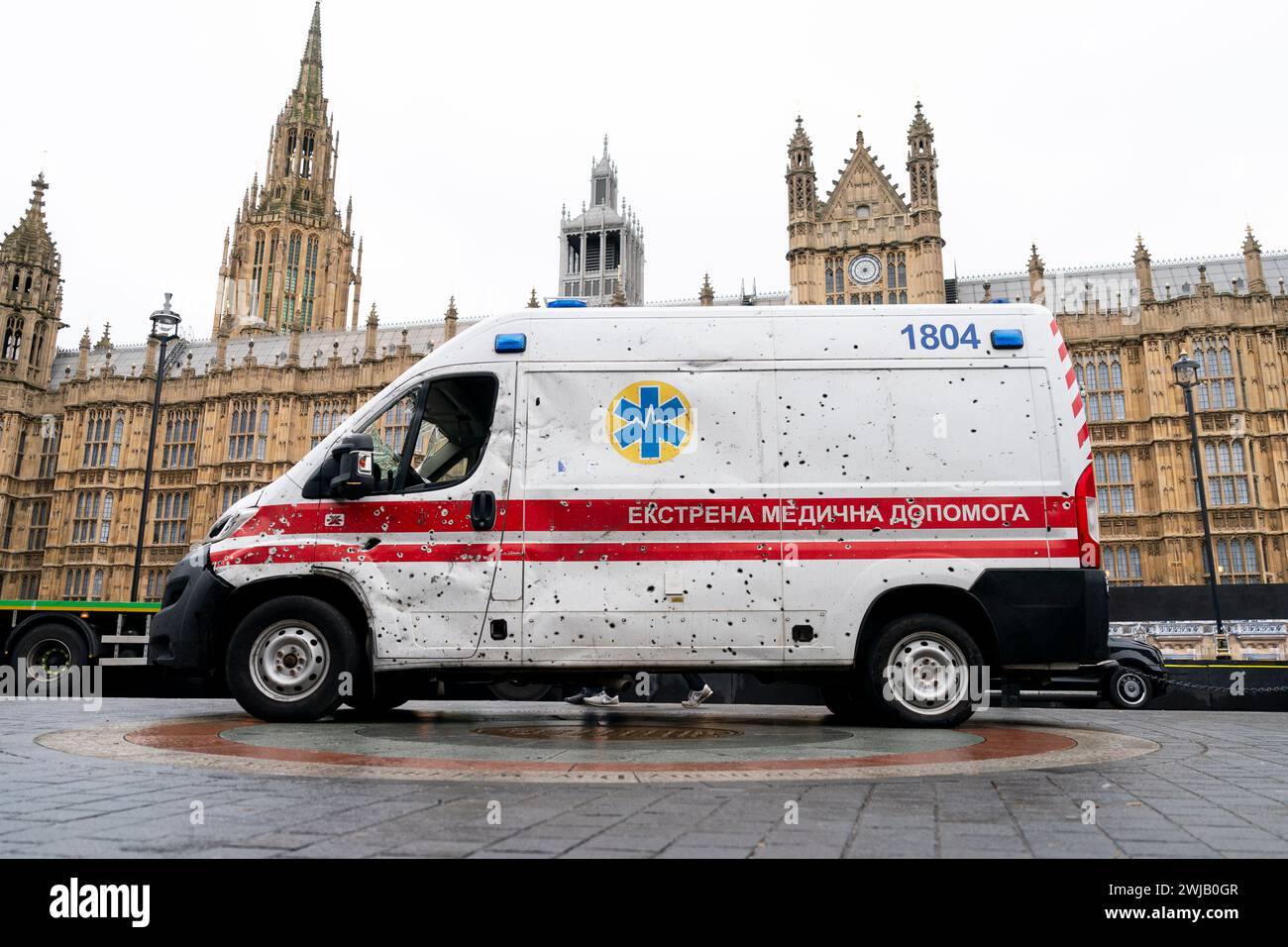 Une ambulance endommagée par la guerre à Westminster, dans le centre de Londres, pendant la tournée des médecins ukrainiens en première ligne au Royaume-Uni. Date de la photo : mercredi 14 février 2024. Banque D'Images