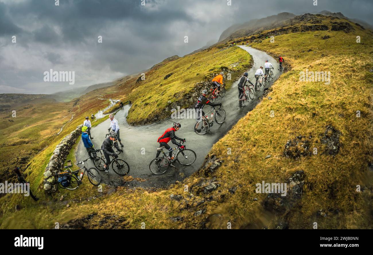 Une journée très humide dans le Lake District pour les coureurs du défi cycliste Fred Whitton 2013, vu ici sur Hardknott Pass, la route la plus escarpée d'Angleterre. Banque D'Images