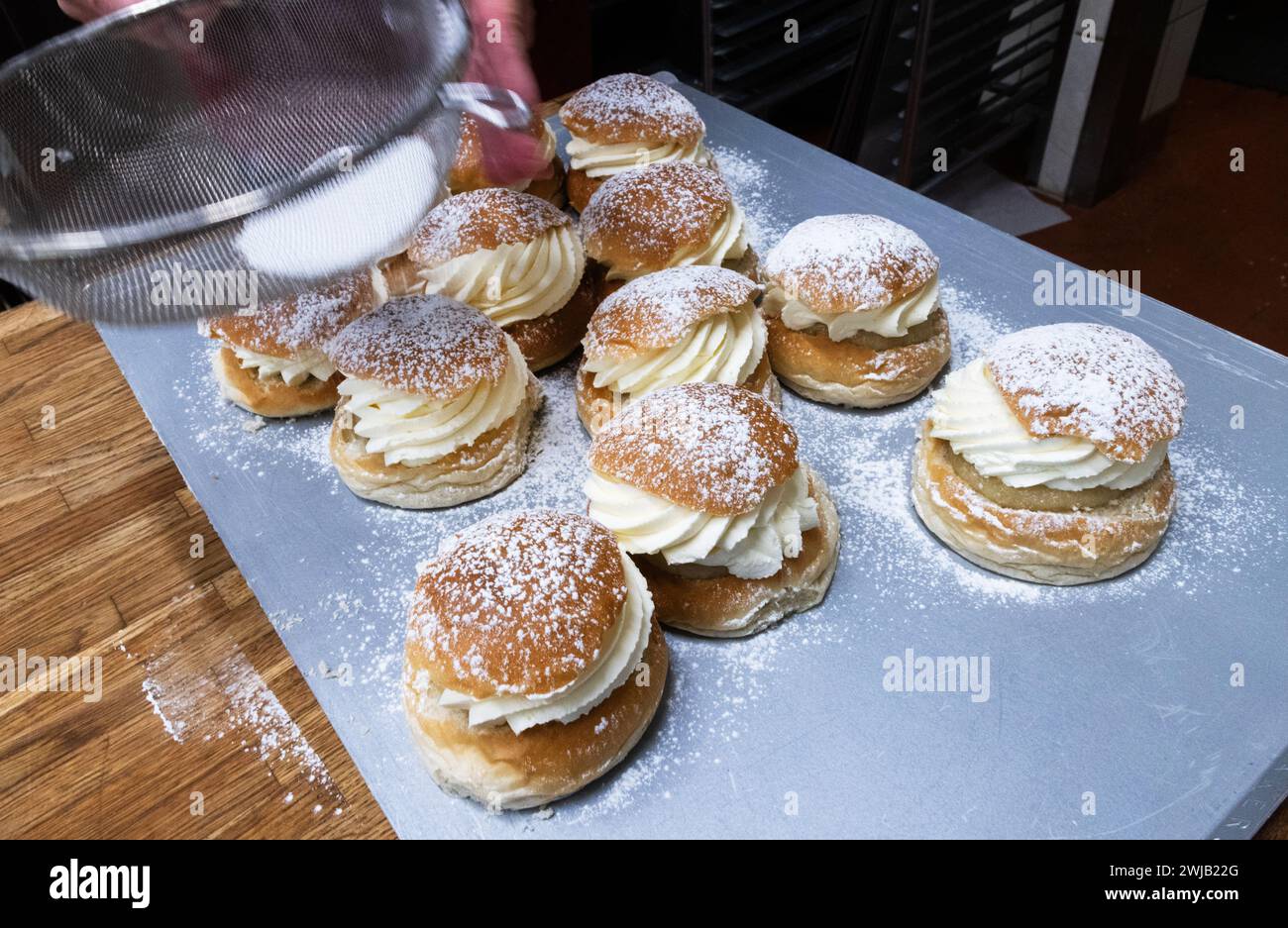 La semla traditionnelle suédoise est vendue en grandes quantités dans les boulangeries suédoises sur Semmeldagen (en anglais : le jour de la semla). À la boulangerie Tannefors à Linköping, en Suède, plus de 5 000 ont été vendues mardi. Banque D'Images