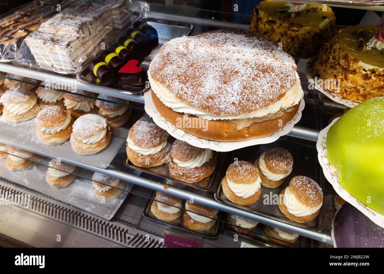 La semla traditionnelle suédoise est vendue en grandes quantités dans les boulangeries suédoises sur Semmeldagen (en anglais : le jour de la semla). À la boulangerie Tannefors à Linköping, en Suède, plus de 5 000 ont été vendues mardi. Dans l'image : un gâteau Semla. Banque D'Images