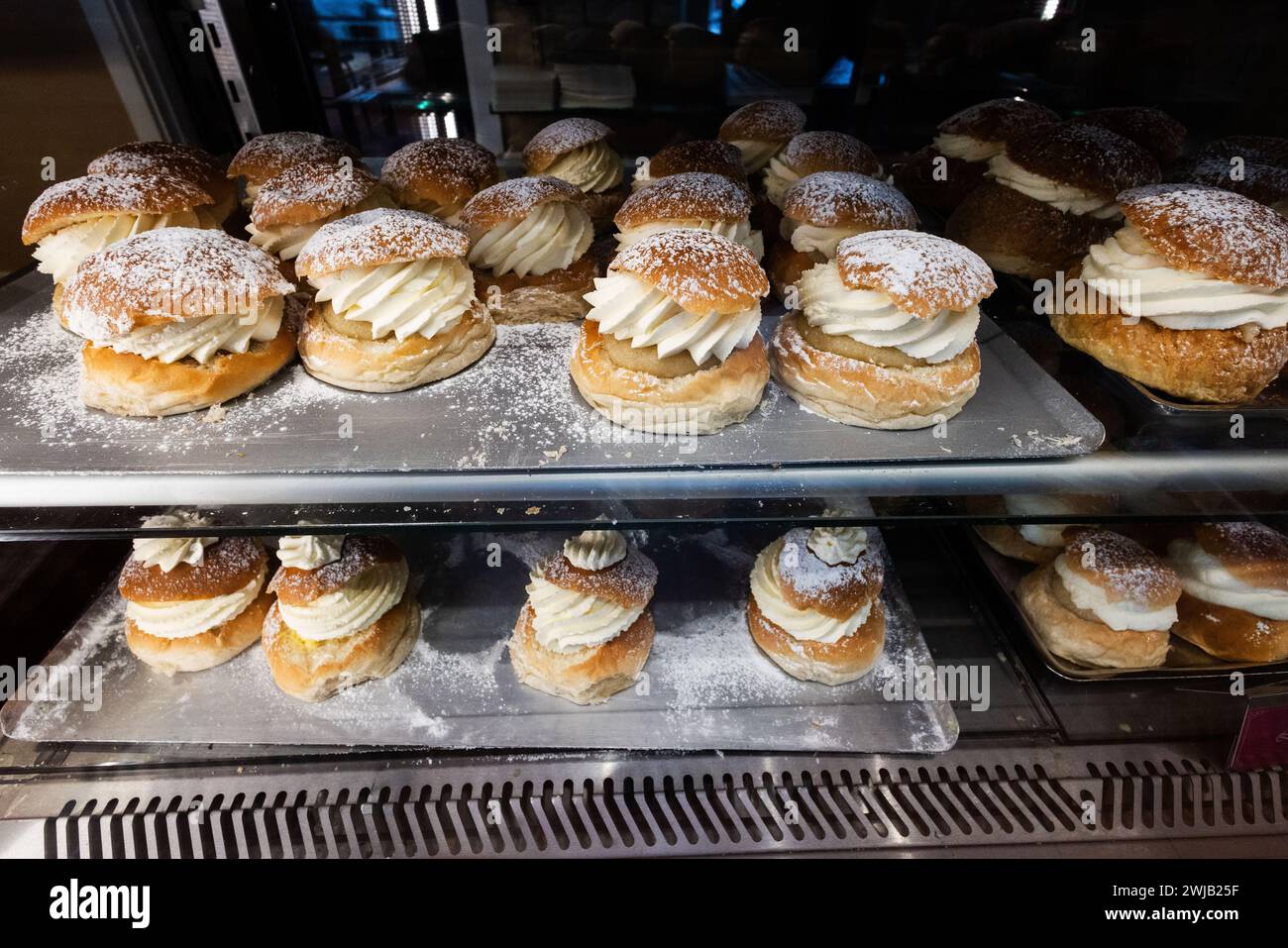 La semla traditionnelle suédoise est vendue en grandes quantités dans les boulangeries suédoises sur Semmeldagen (en anglais : le jour de la semla). À la boulangerie Tannefors à Linköping, en Suède, plus de 5 000 ont été vendues mardi. Banque D'Images