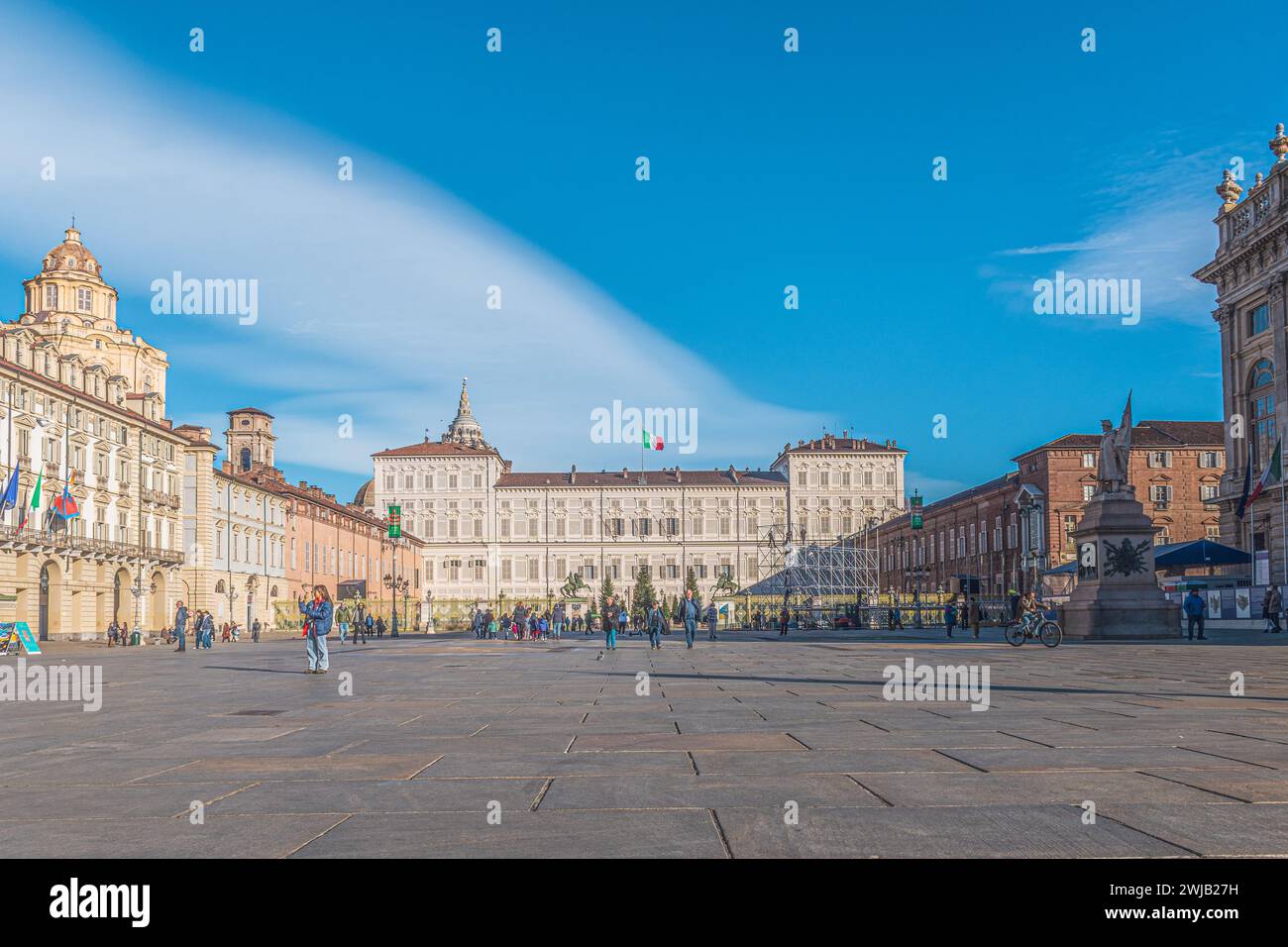 Piazza Castello et Palais Royal de Turin, palais historique de la Maison de Savoie dans la ville de Turin dans le nord de l'Italie, avec des gens et des touristes Banque D'Images