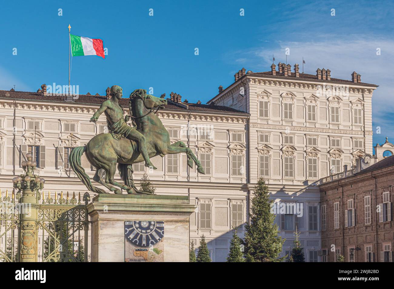 Piazza Castello et Palais Royal de Turin, palais historique de la Maison de Savoie dans la ville de Turin dans le nord de l'Italie, avec des gens et des touristes Banque D'Images