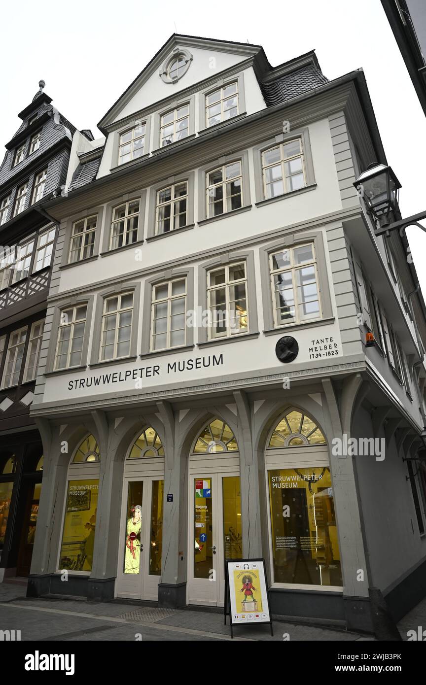 Musée Struwwelpeter in der Neuen Altstadt in Frankfurt am main Foto vom 06.02.2024. DAS Museum befindet sich im wiederaufgebauten historischen Wohnhaus von Goethes lebenslustiger tante Melber 1734-1823. Sechs Jahre War der kleine Johann Wolfgang Goethe alt, als er 1755 zusammen mit seiner Schwester Cornelia einquartiert wurde, weil das elterliche Anwesen am Grossen Hirschgraben umgebaut wurde. *** Légende locale *** 00502021 USAGE ÉDITORIAL EXCLUSIF *** Musée Struwwelpeter dans la nouvelle vieille ville de Francfort-sur-le-main photo du 06 02 2024 le musée est situé dans la maison historique reconstruite de Goethes fu Banque D'Images