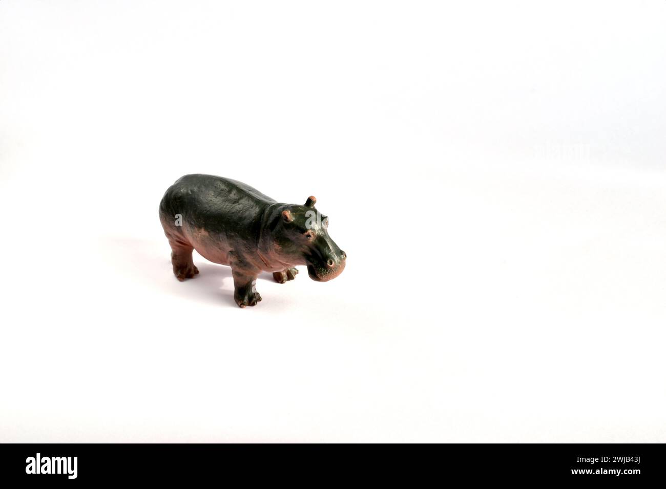 Hippopotame africain. Jouet pour enfants. Petite taille, couleur sombre. Banque D'Images