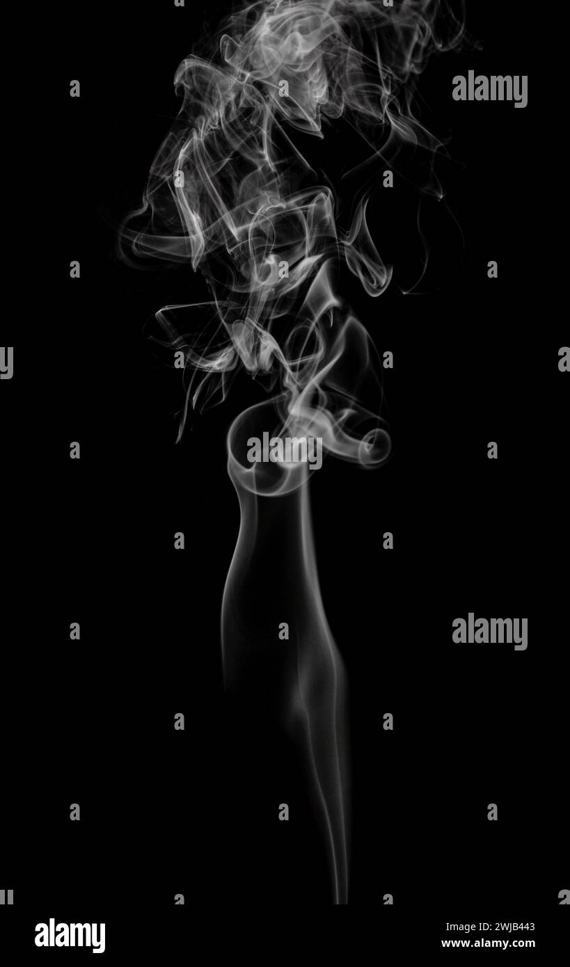 La figure abstraite de la fumée sur un fond noir Banque D'Images