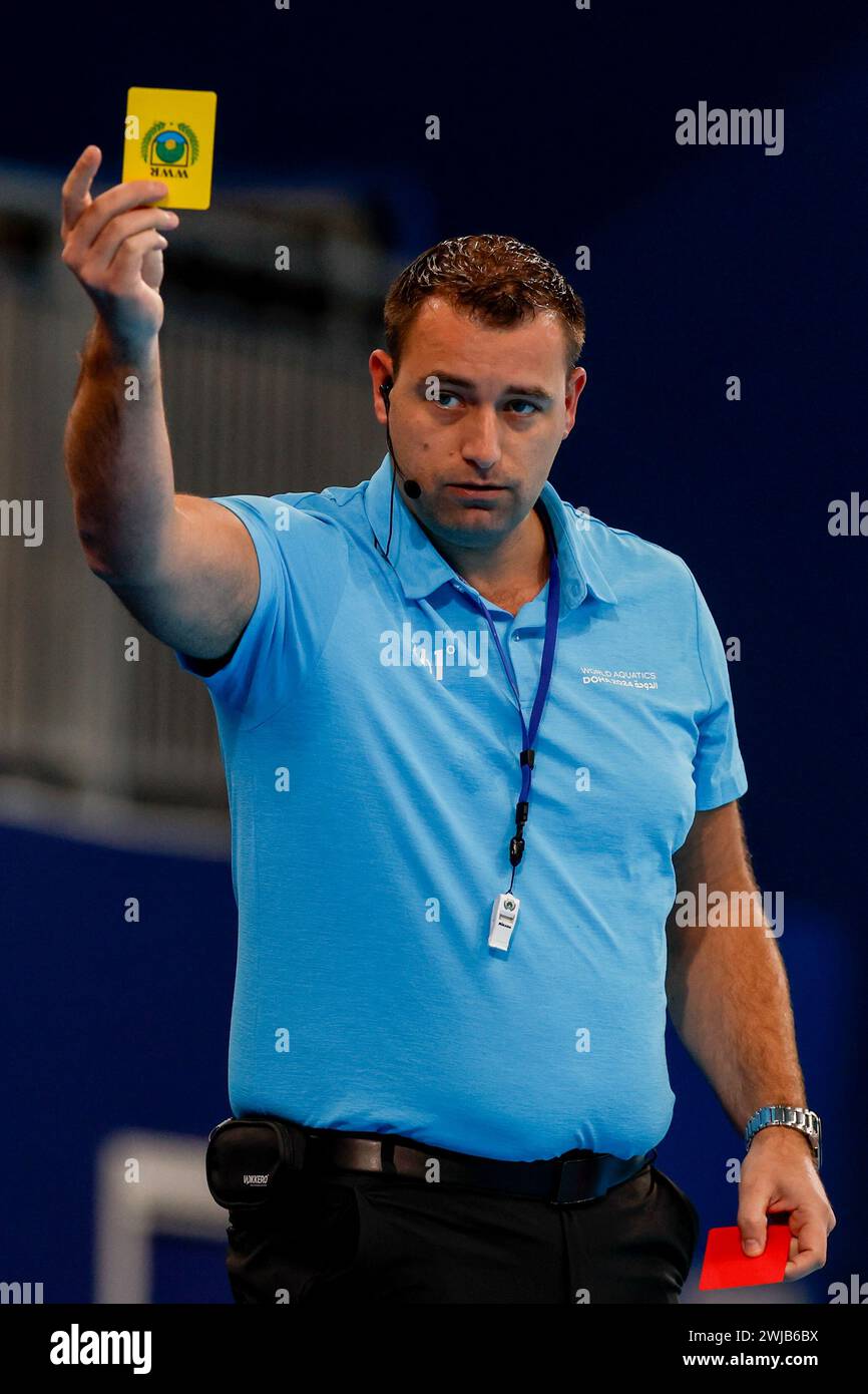 Doha, Qatar. 14 février 2024. DOHA, QATAR - 14 FÉVRIER : L'arbitre Michiel Zwart, des pays-Bas, remet un carton jaune lors du match de la demi-finale féminine de water-polo opposant les États-Unis d'Amérique et l'Espagne aux Championnats du monde de natation de Doha 2024 à Aspire Dome le 14 février 2024 à Doha, Qatar. (Photo de MTB-photo/BSR Agency) crédit : BSR Agency/Alamy Live News Banque D'Images