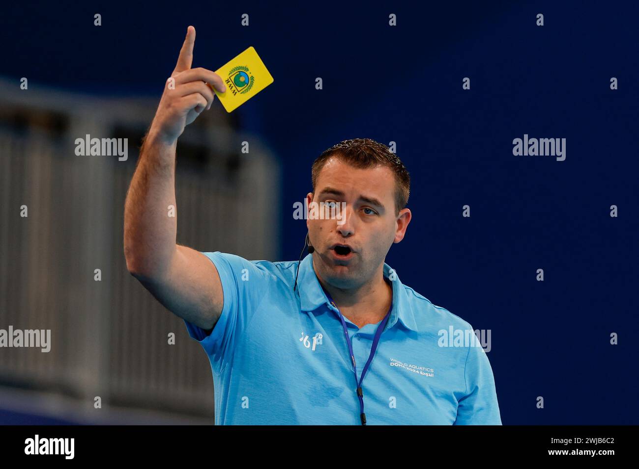 Doha, Qatar. 14 février 2024. DOHA, QATAR - 14 FÉVRIER : L'arbitre Michiel Zwart, des pays-Bas, remet un carton jaune lors du match de la demi-finale féminine de water-polo opposant les États-Unis d'Amérique et l'Espagne aux Championnats du monde de natation de Doha 2024 à Aspire Dome le 14 février 2024 à Doha, Qatar. (Photo de MTB-photo/BSR Agency) crédit : BSR Agency/Alamy Live News Banque D'Images