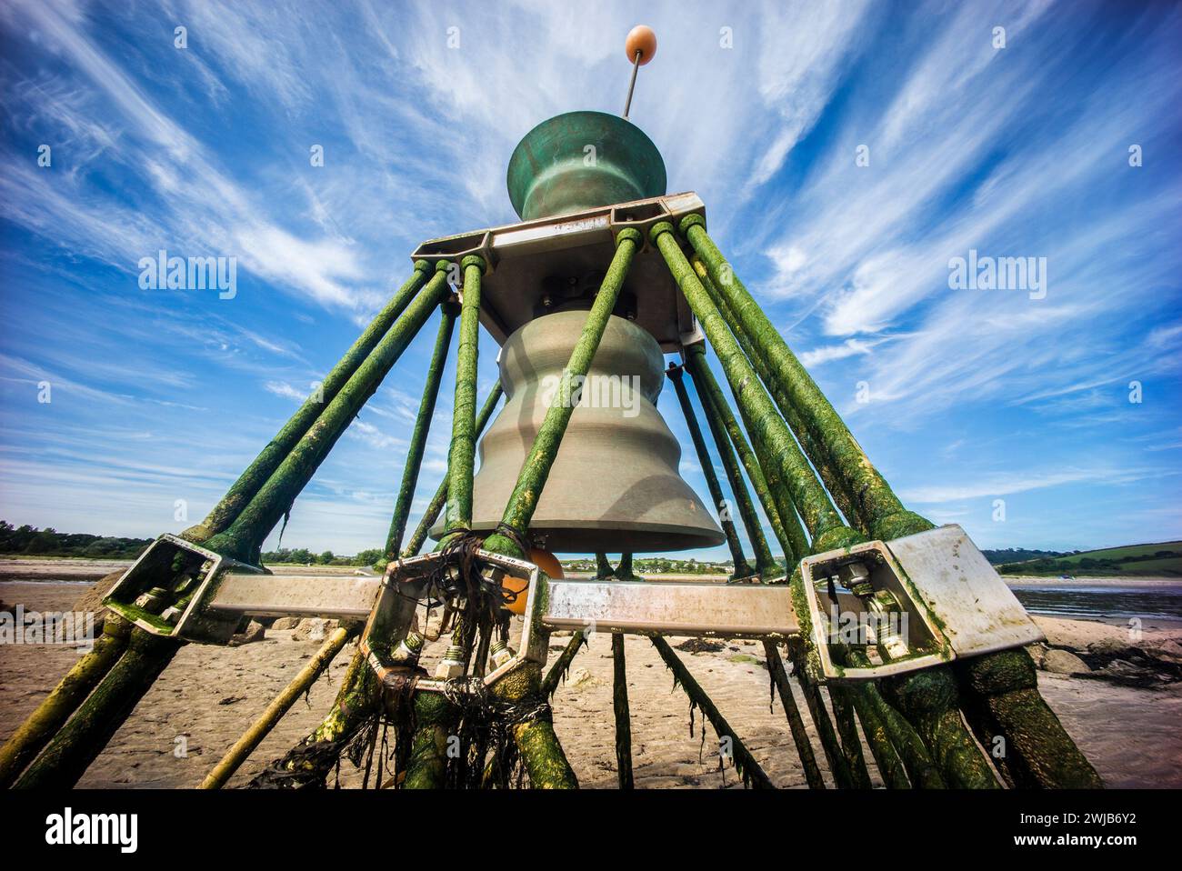 Par Time et Tide Bell Project Bell mis en mer près de par pour mettre en évidence le niveau de la mer. PRAA Sands Cornwall Banque D'Images