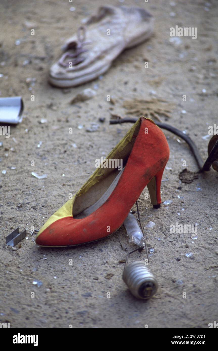 11 mars 1991 une chaussure de dame élégante sur la route d'Um Qasr dans le nord-est du Koweït, un symbole poignant du pillage par les soldats irakiens. Banque D'Images