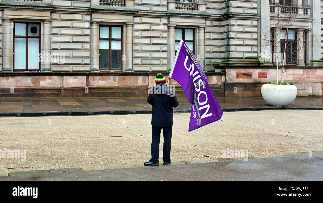 Glasgow, Écosse, Royaume-Uni. 14 février 2024. Unison, GMB, Unite et l'EIS ont organisé l'événement 24 heures avant une réunion au cours de laquelle le débat des conseillers a permis de combler un écart de dépenses de 107 millions de livres sterling dû à la protestation contre les coupes du conseil devant les chambres de la ville sur la place george. Crédit Gerard Ferry/Alamy Live News Banque D'Images