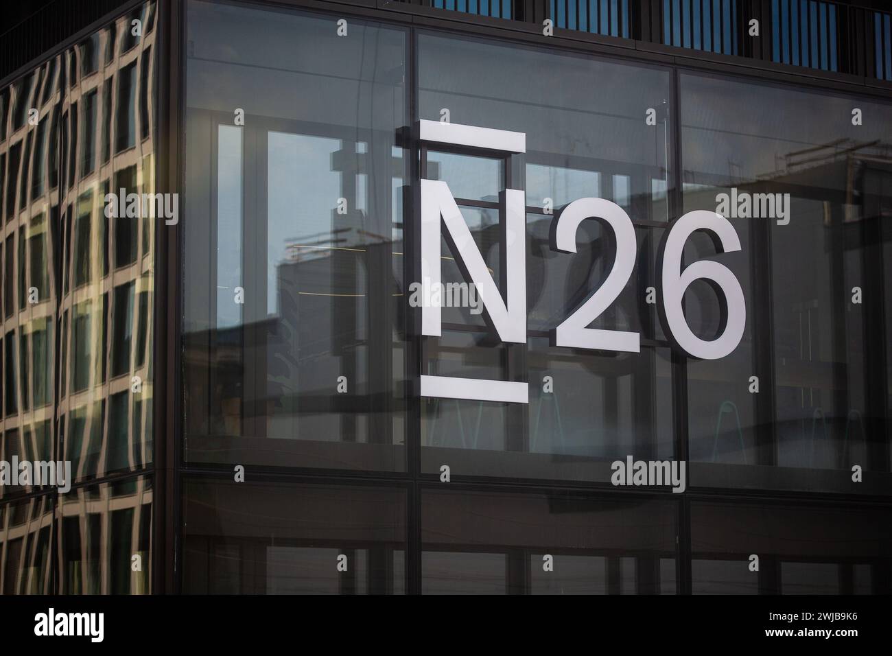 Berlin, Allemagne. 10 juillet 2023. Le logo de la banque en ligne N26 est attaché à la façade. Crédit : Fernando Gutierrez-Juarez/dpa/Alamy Live News Banque D'Images