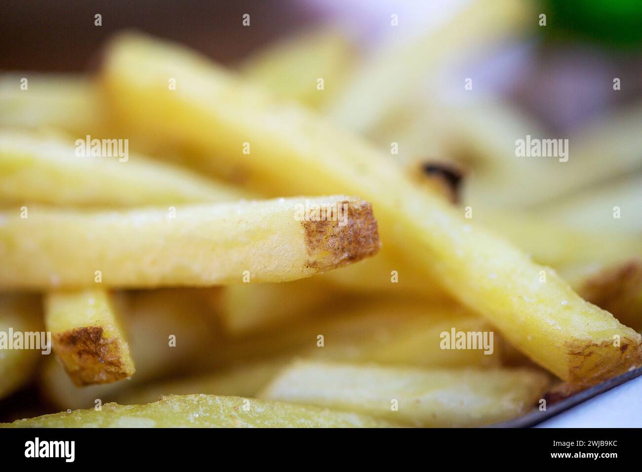 Berlin, Allemagne. 08 juillet 2023. Les frites sont dans une assiette. Crédit : Fernando Gutierrez-Juarez/dpa/Alamy Live News Banque D'Images