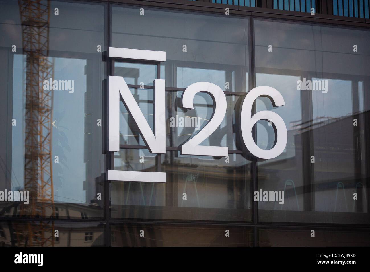 Berlin, Allemagne. 10 juillet 2023. Le logo de la banque en ligne N26 est attaché à la façade. Crédit : Fernando Gutierrez-Juarez/dpa/Alamy Live News Banque D'Images