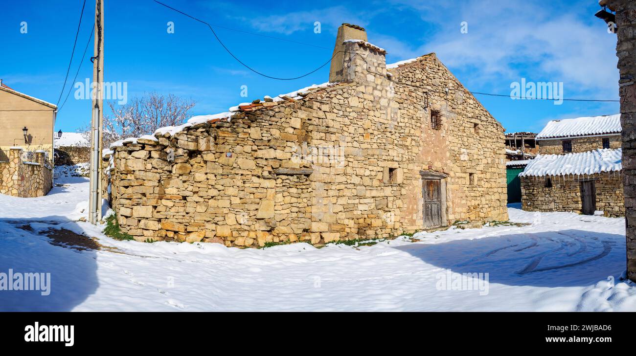 Ancienne maison en pierre vieillie dans un village rural Banque D'Images