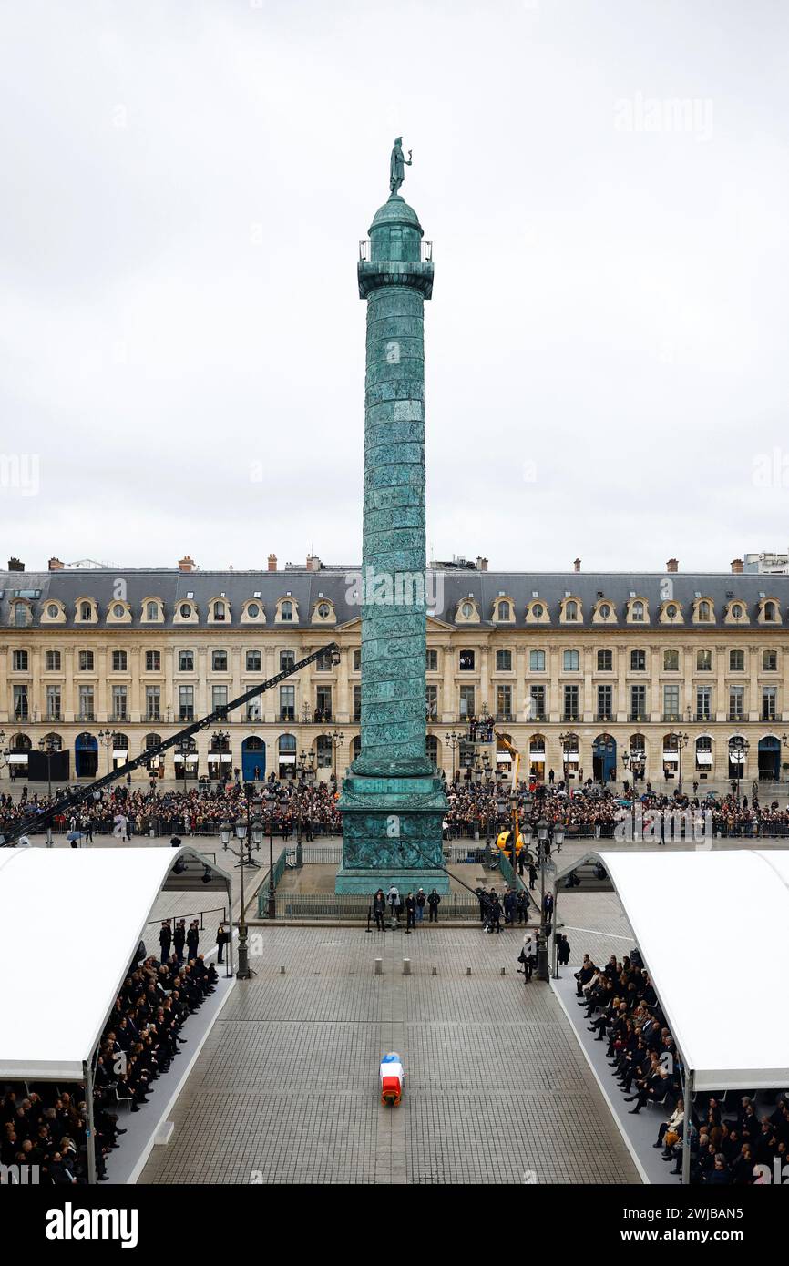 Paris, France. 14 février 2024. Vue générale de la place Vendôme avec le cercueil de feu le célèbre avocat et ancien ministre de la Justice français Robert Badinter, derrière l'abolition de la peine de mort par la France, lors d'une cérémonie nationale d'hommage à Paris, France, le 14 février 2024. Photo de Sarah Meyssonnier/Pool/ABACAPRESS.COM crédit : Abaca Press/Alamy Live News Banque D'Images