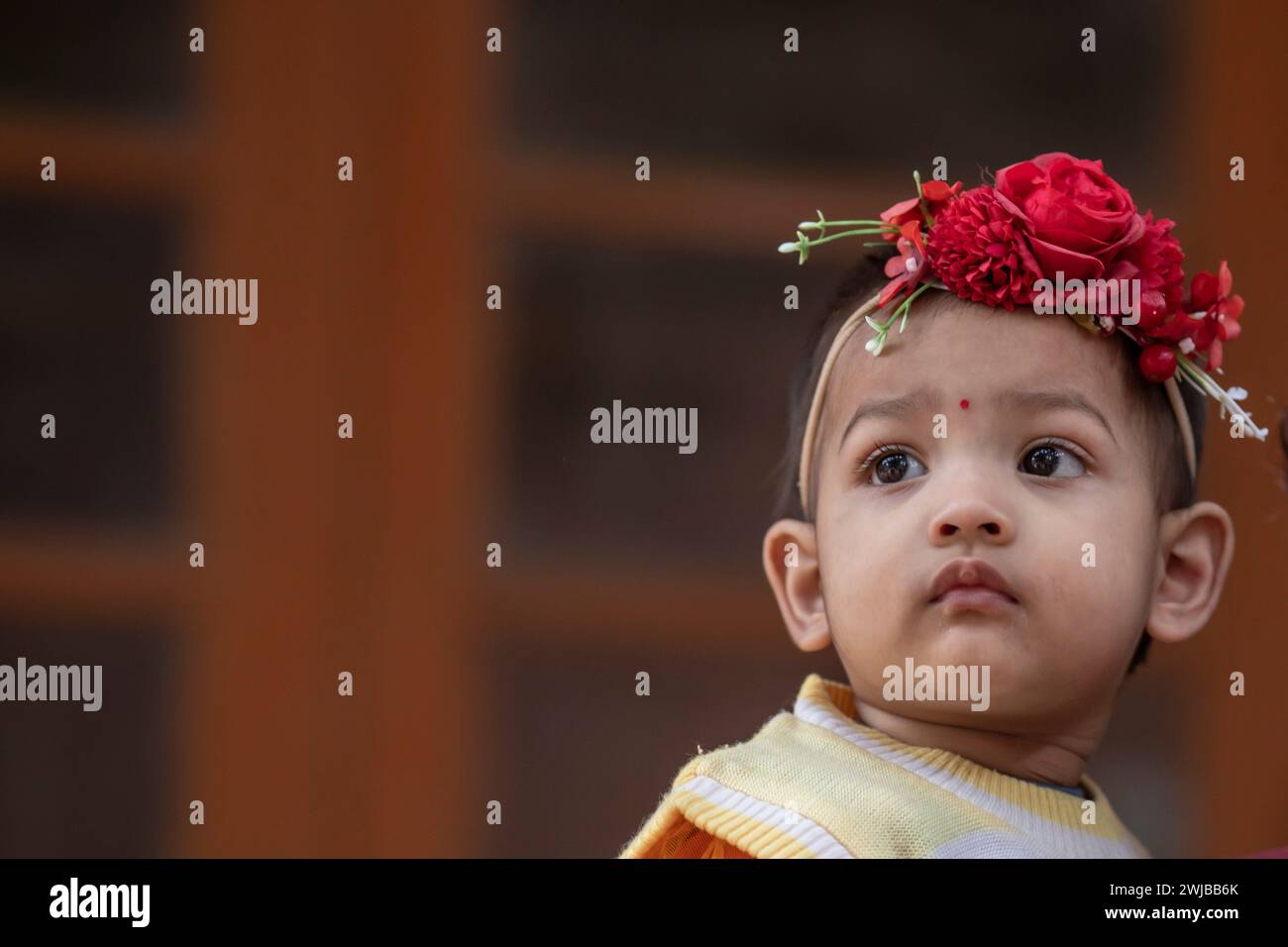 Dhaka, Bangladesh. 14 février 2024. Un kis portant des ornements floraux et les couleurs du printemps pose pendant Basanto Utsav le premier jour de la saison printanière. Pohela Falgun aussi connu comme le premier jour du printemps du mois bengali Falgun, est une fête célébrée au Bangladesh. Les gens se sont rassemblés sur le campus de l’Université de Dhaka pour accueillir le premier jour de Basanta Utsab (festival de printemps) à Dhaka. (Photo de Sazzad Hossain/SOPA images/SIPA USA) crédit : SIPA USA/Alamy Live News Banque D'Images