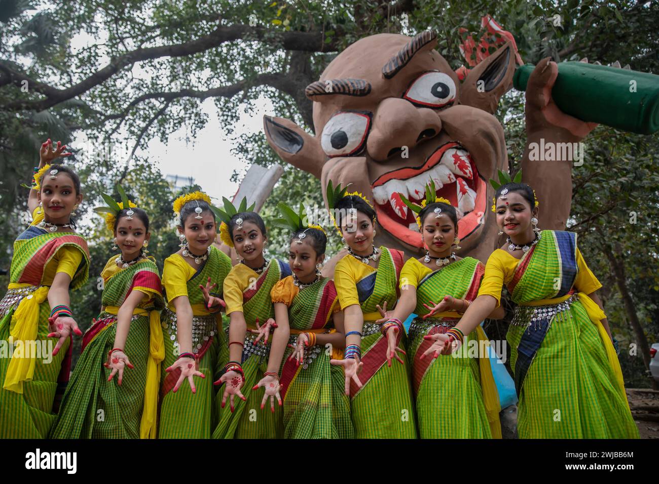 Dhaka, Bangladesh. 14 février 2024. Les filles portant des ornements floraux et les couleurs du printemps jouent pendant Basanto Utsav le premier jour de la saison printanière. Pohela Falgun aussi connu comme le premier jour du printemps du mois bengali Falgun, est une fête célébrée au Bangladesh. Les gens se sont rassemblés sur le campus de l’Université de Dhaka pour accueillir le premier jour de Basanta Utsab (festival de printemps) à Dhaka. (Photo de Sazzad Hossain/SOPA images/SIPA USA) crédit : SIPA USA/Alamy Live News Banque D'Images