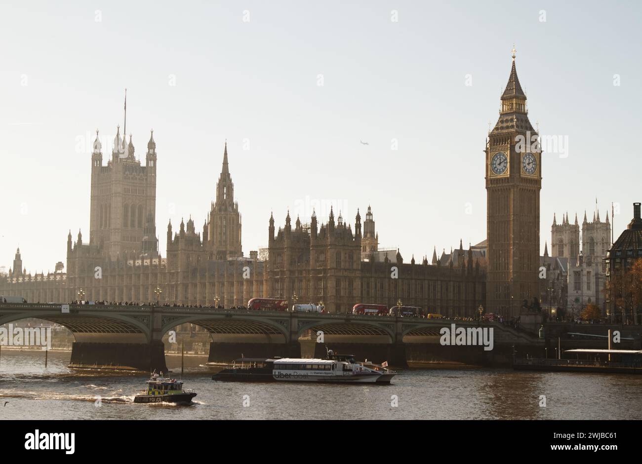 Foules de gens, bus et trafic traversant Westminster Bridge, Big Ben et les chambres du Parlement à Sunrise on A Misty Winters Morning, Londres Royaume-Uni Banque D'Images