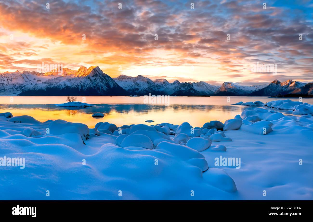 Coucher de soleil sur la chaîne des Andes en Patagonie, sud du Chili en Amérique du Sud. Banque D'Images