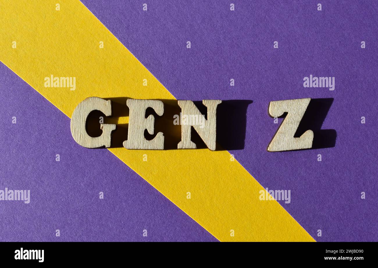 Gen Z, abréviation de génération Z, mots en lettres de l'alphabet en bois isolés sur fond violet et jaune comme titre de bannière Banque D'Images