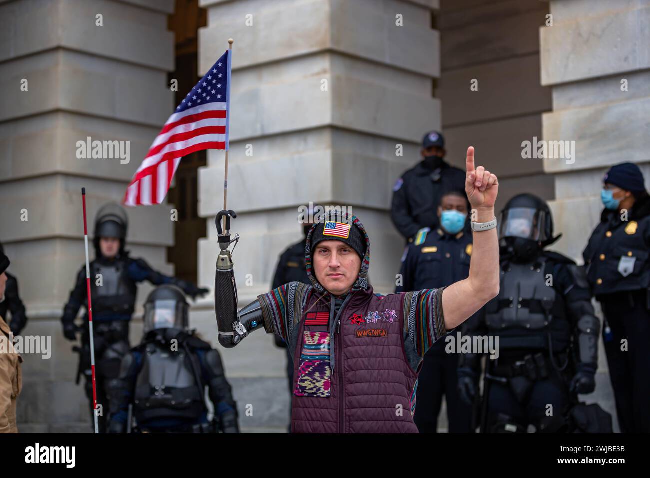 États-Unis. 06 janvier 2021. Un homme californien, Cameron Charles Clapp, vu ici debout devant le Capitole des États-Unis pendant l'insurrection du 6 janvier 2021, a été arrêté en Californie. Clapp, qui a perdu trois de ses membres à l'adolescence, fait face à des accusations fédérales pour être entré au Capitole des États-Unis et pour son rôle dans les émeutes du 6 janvier 2021 à Washington DC (photo de Michael Nigro/Pacific Press) crédit : Pacific Press Media production Corp./Alamy Live News Banque D'Images