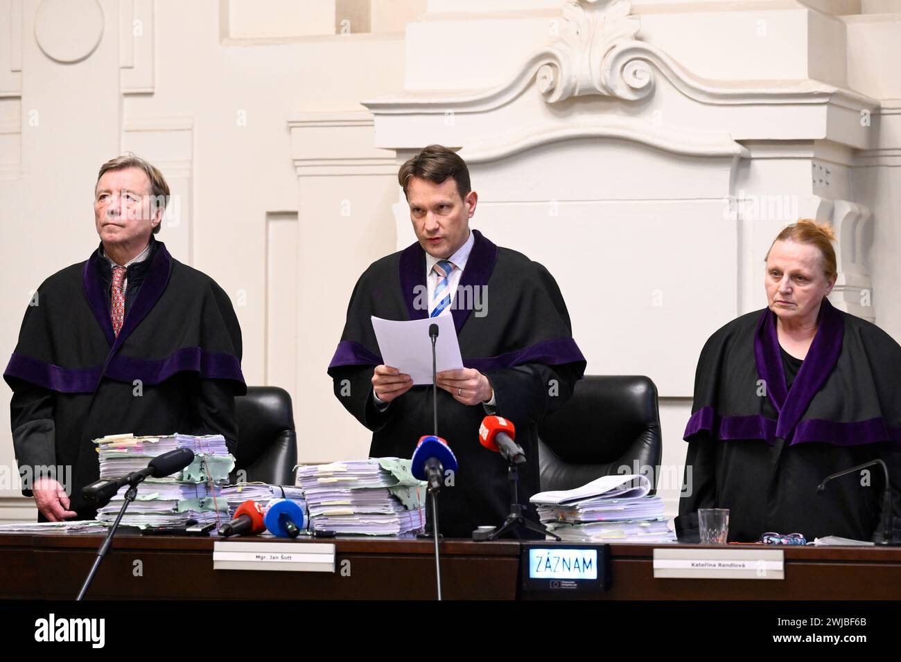 Prague, République tchèque. 14 février 2024. Le tribunal municipal de Prague a de nouveau acquitté aujourd'hui le président du mouvement ANO et ancien premier ministre Andrej Babis et son ancienne conseillère Jana Nagyova dans l'affaire Capi hnizdo, qui concerne une subvention de la Couronne de 50 millions pour la construction d'un centre de congrès en Bohême centrale. Le juge Jan Sott (au centre) lit maintenant le verdict et donnera ensuite les motifs de sa décision à Prague, République tchèque, le 14 février 2024. Crédit : Ondrej Deml/CTK photo/Alamy Live News Banque D'Images