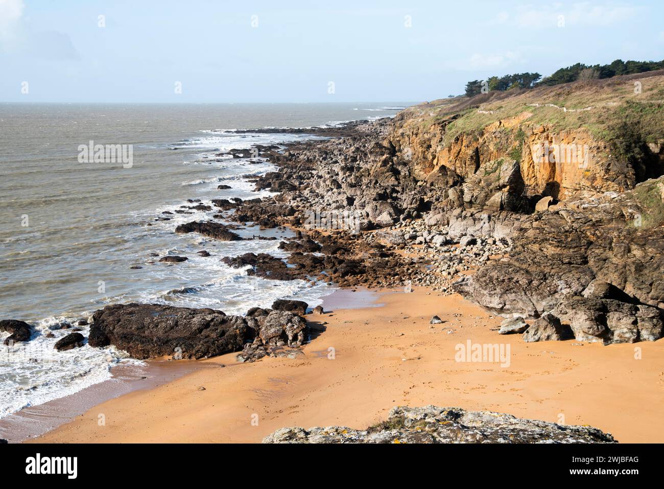 Beau paysage balnéaire d'un drone, côte de sable rocheux sur l'océan Atlantique en France. Banque D'Images