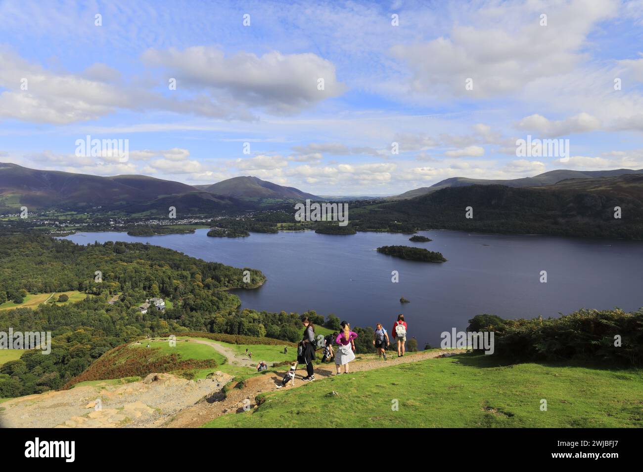 Vue de Cat Bells Fell sur Derwentwater, ville de Keswick, Cumbria, Lake District National Park, Angleterre Cat Bells Fell est l'un des 214 Wainwright Banque D'Images