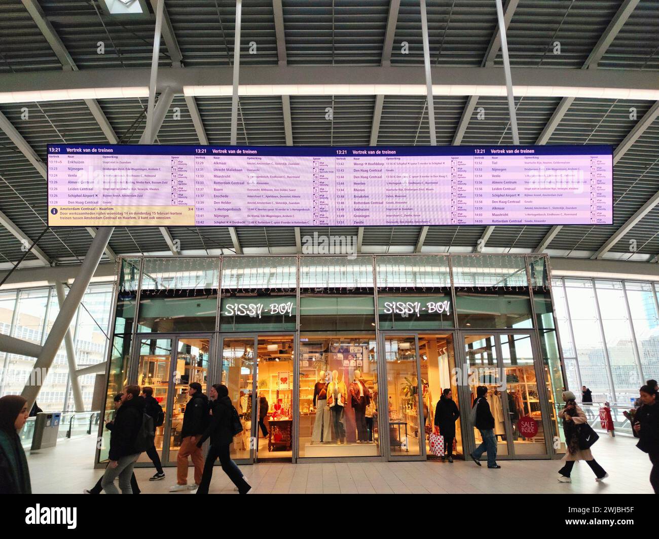Signe électronique pour les heures d'arrivée et de départ des trains à la gare centrale d'Utrecht, pays-Bas Banque D'Images