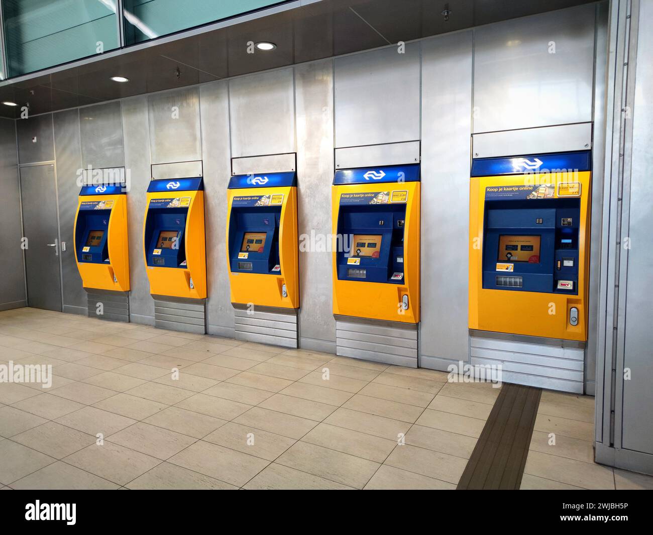 Payez des machines où vous pouvez acheter des billets de train à la gare d'Utrecht, aux pays-Bas Banque D'Images