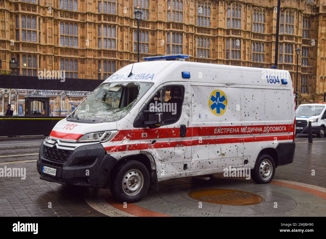 Londres, Royaume-Uni. 14 février 2024. Une ambulance criblée de trous de balles a été exposée devant le Parlement britannique avec d'autres objets appartenant à des ambulanciers paramédicaux, à l'approche du deuxième anniversaire de l'invasion russe de l'Ukraine. Crédit : Vuk Valcic/Alamy Banque D'Images