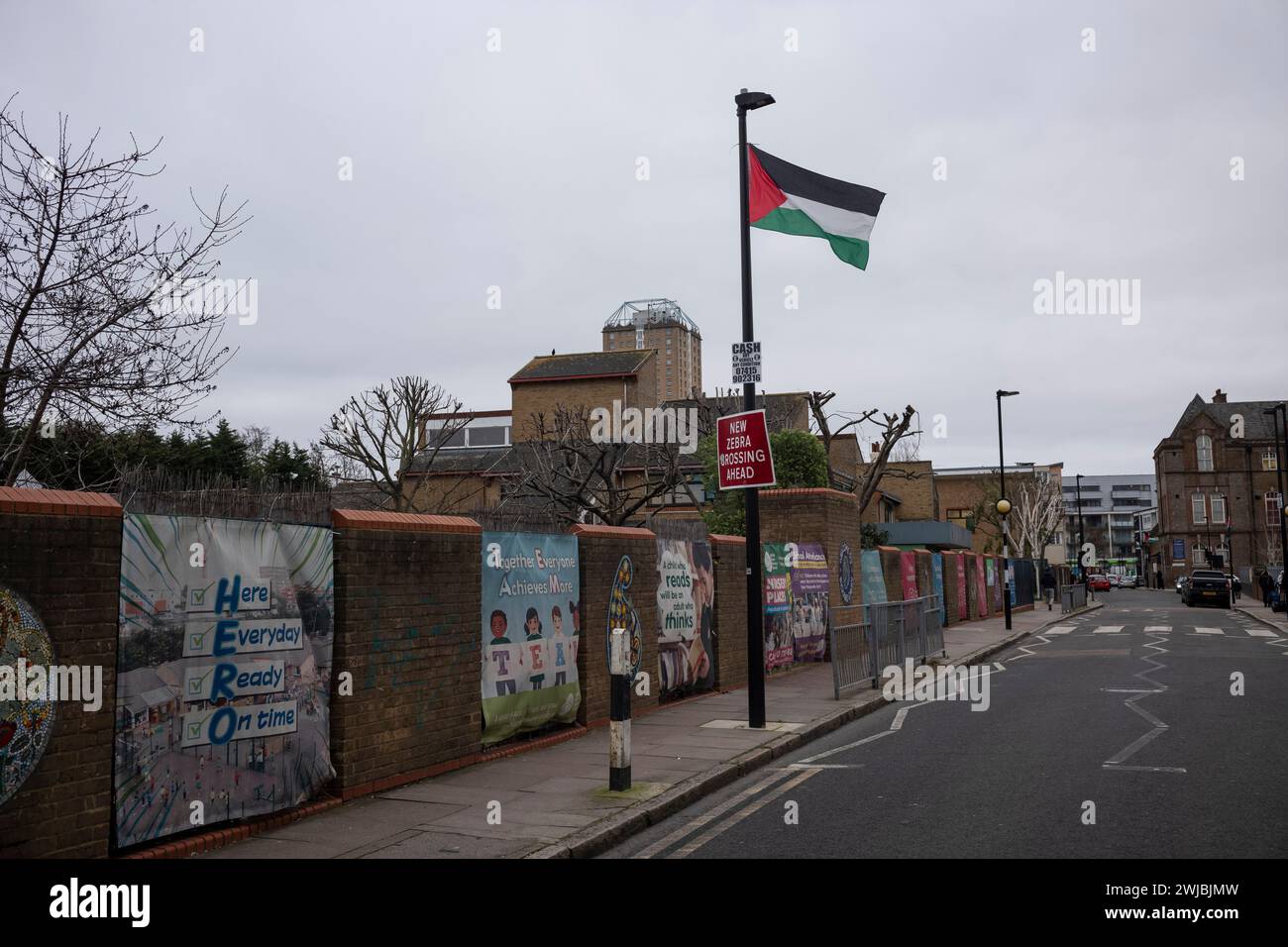 Bigland Green Primary School, où les drapeaux pro-palestiniens flottent directement devant l'entrée de l'école, Shadwell, East London, Royaume-Uni Banque D'Images