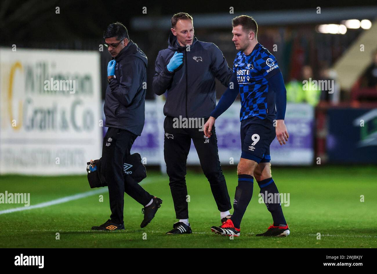 James Collins du comté de Derby (à droite) avec le médecin en chef Amit Pannu (à gauche) et le physiothérapeute en chef John Hartley lors du match de Sky Bet League One à St James Park, Exeter. Date de la photo : mardi 13 février 2024. Banque D'Images