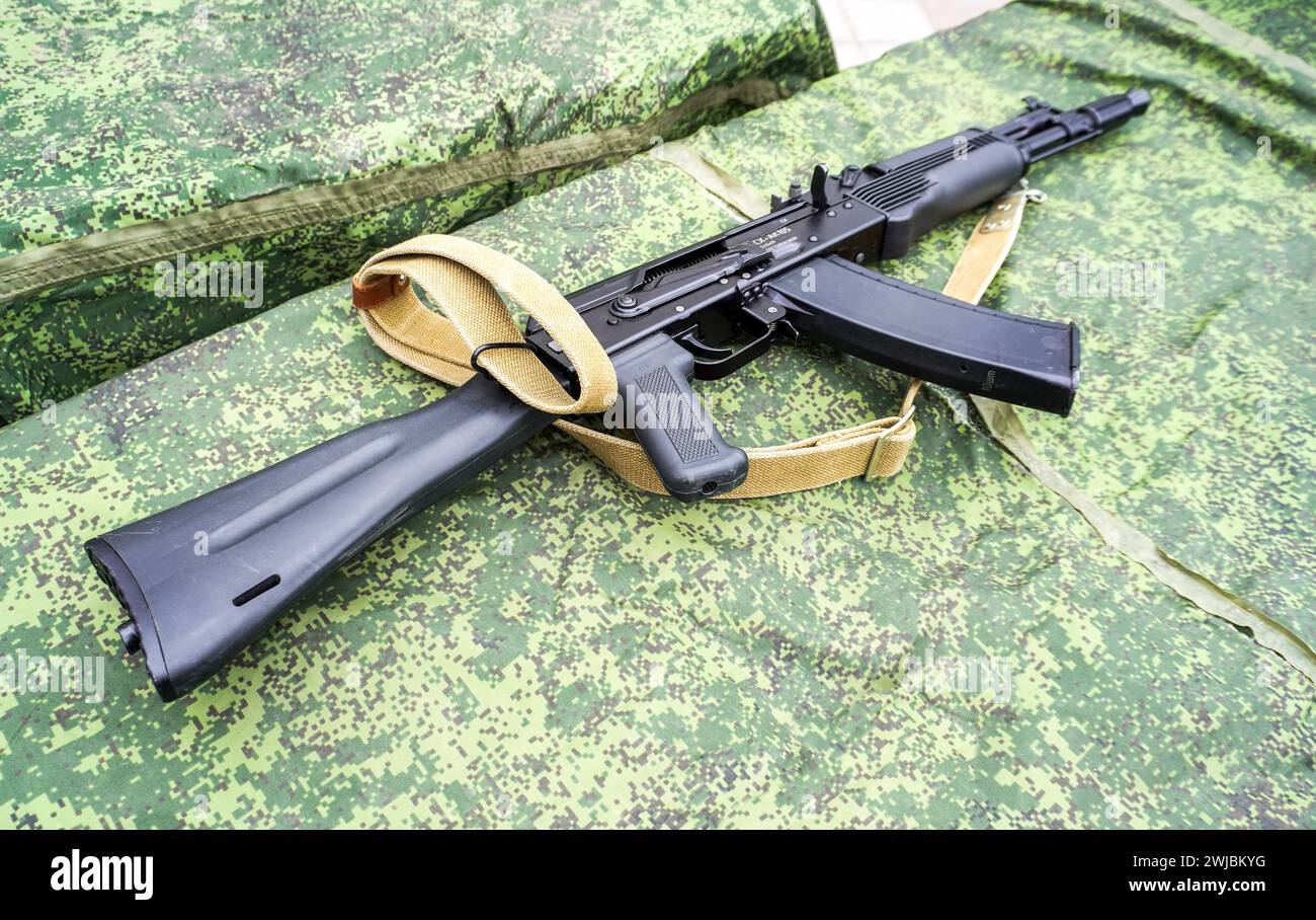 Samara, Russie - 27 mai 2023 : fusil d'assaut russe Kalachnikov AK-105. Armes à feu russes Banque D'Images