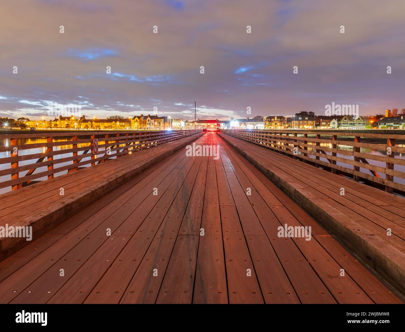 Tombée de la nuit au pont en bois Banque D'Images