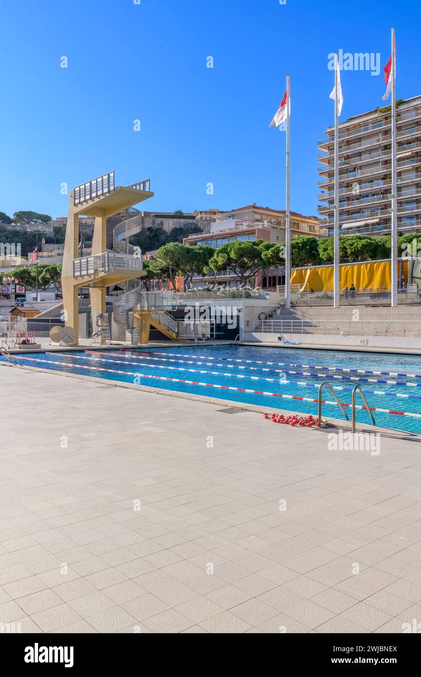 Piscine olympique de Monte Carlo au bord du Port Hercule, Monaco. Villas et appartements de luxe étroitement emballés pour les riches et célèbres. Banque D'Images