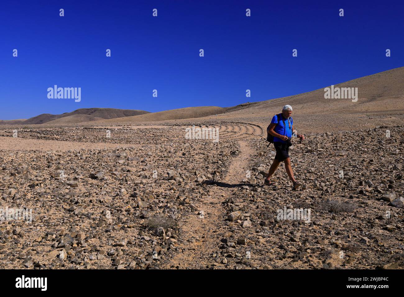 Homme visitant le labyrinthe de Wolf Patton - labyrinthe de pierre bas au milieu de nulle part près d'El Cotillo, Fuerteventura. Prise en novembre 2023 Banque D'Images