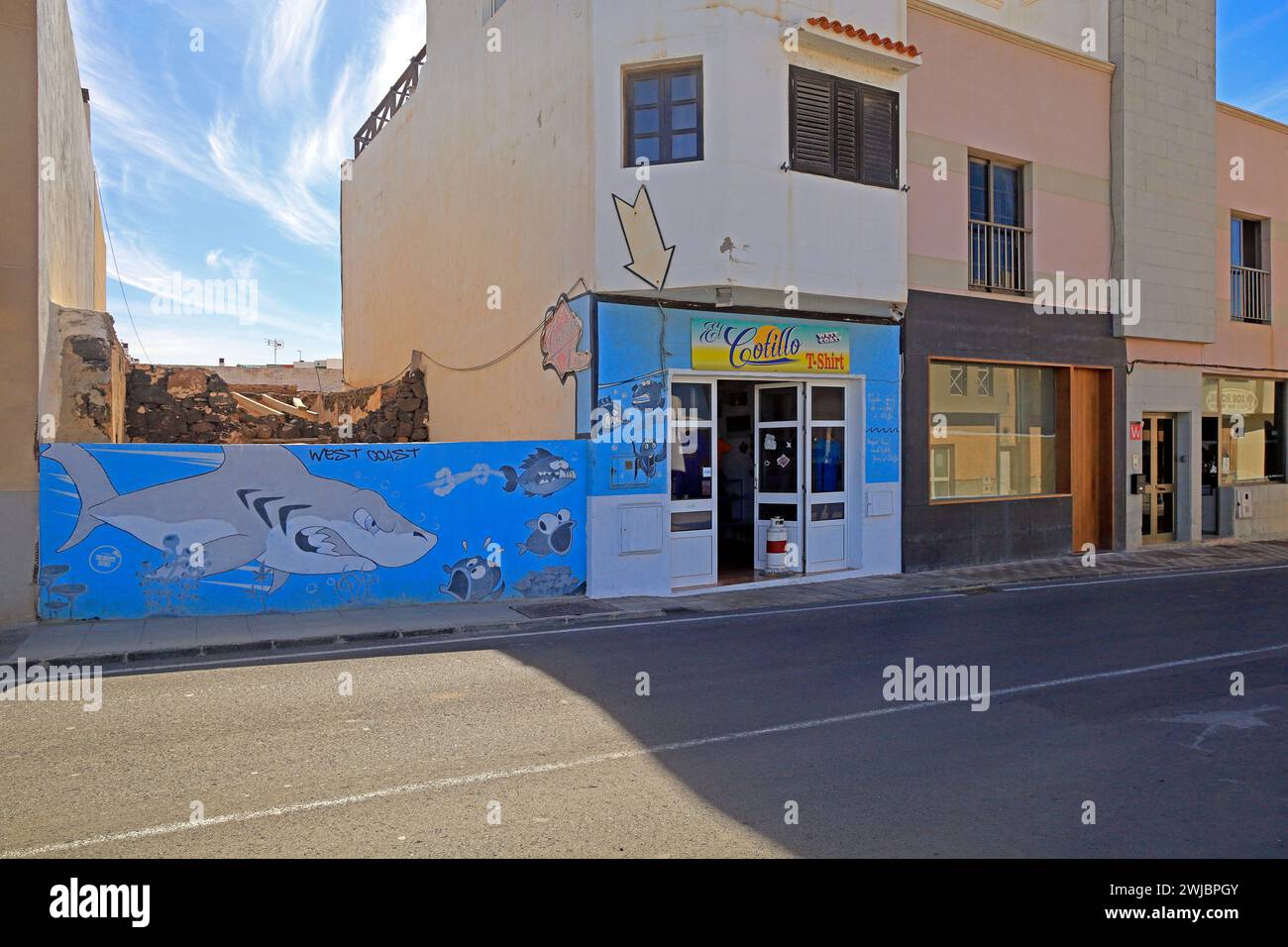 Murale amusante de requins et de poissons effrayés devant un magasin de T-shirts, El Cotillo, Fuerteventura prise en novembre 2023 Banque D'Images