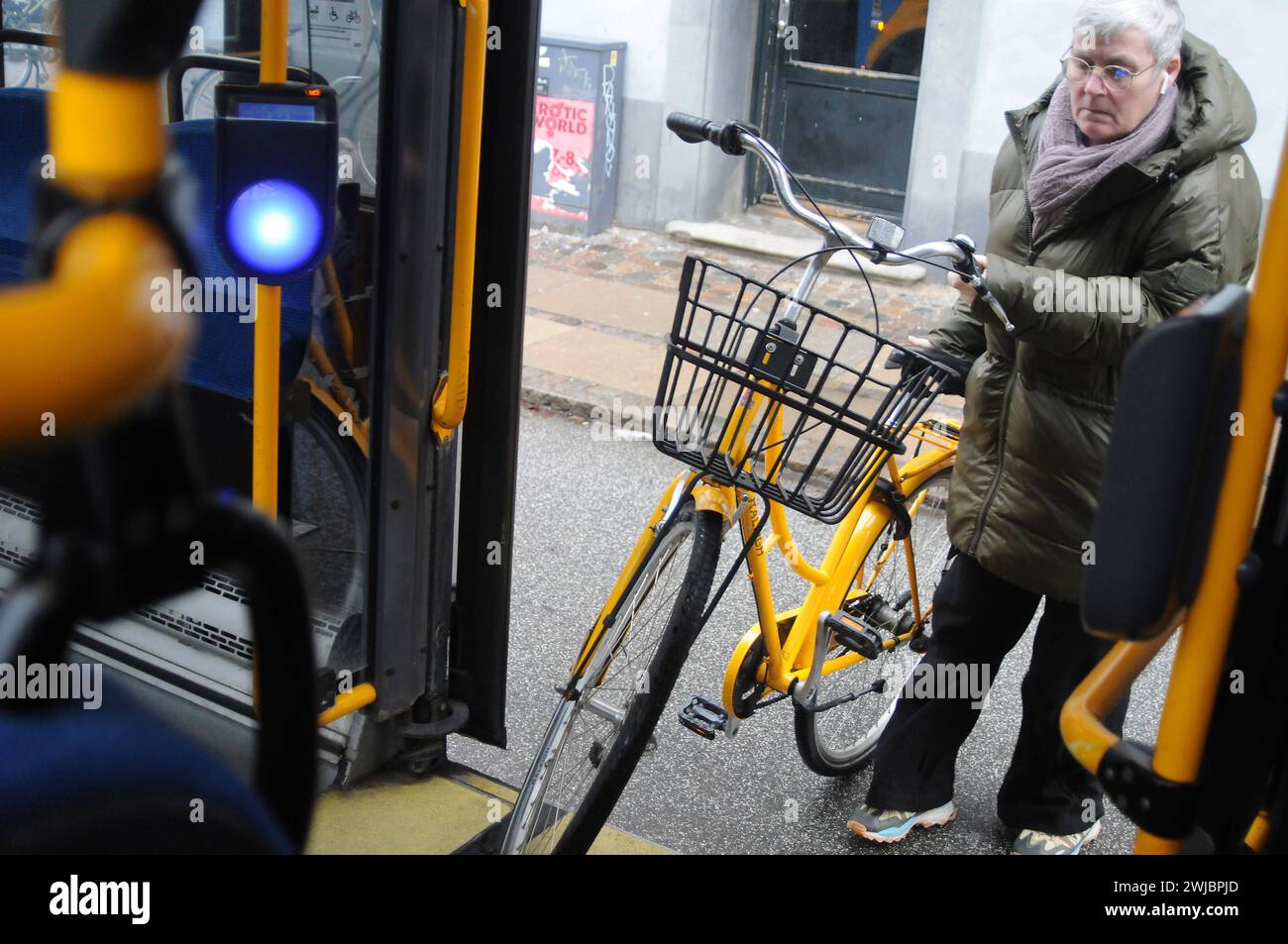 Copenhague, Danemark /14 février 2024/. Vélo de transport cycliste avec le système de bus public danois dans la capitale danoise Copenhague. Photo.Francis Joseph Dean/Dean Pictures Banque D'Images