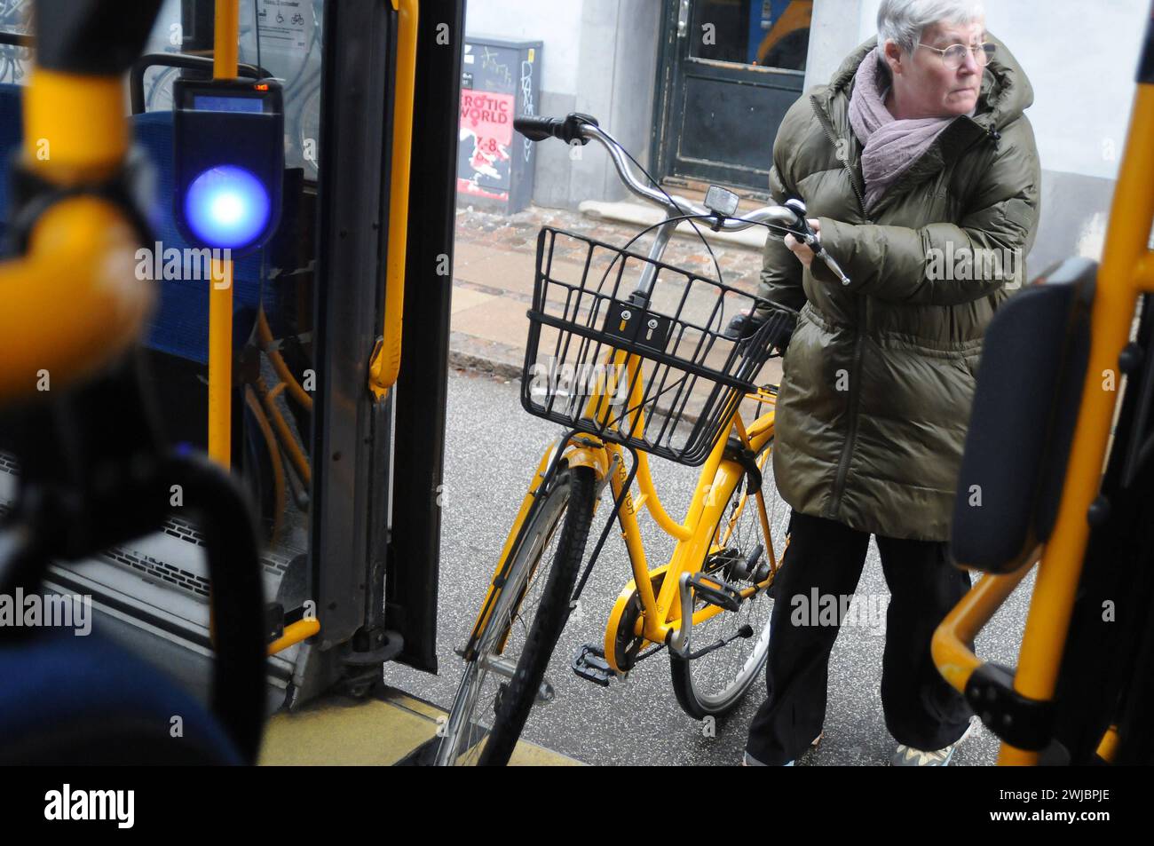 Copenhague, Danemark /14 février 2024/. Vélo de transport cycliste avec le système de bus public danois dans la capitale danoise Copenhague. Photo.Francis Joseph Dean/Dean Pictures Banque D'Images