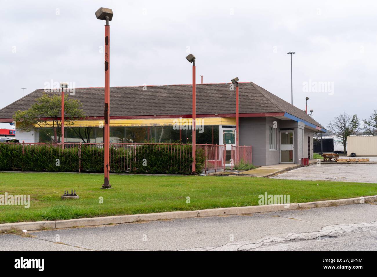 Lake Station, Indiana - 19 octobre 2023 : restaurant de restauration rapide McDonalds abandonné, près de l'autoroute I-94 Banque D'Images