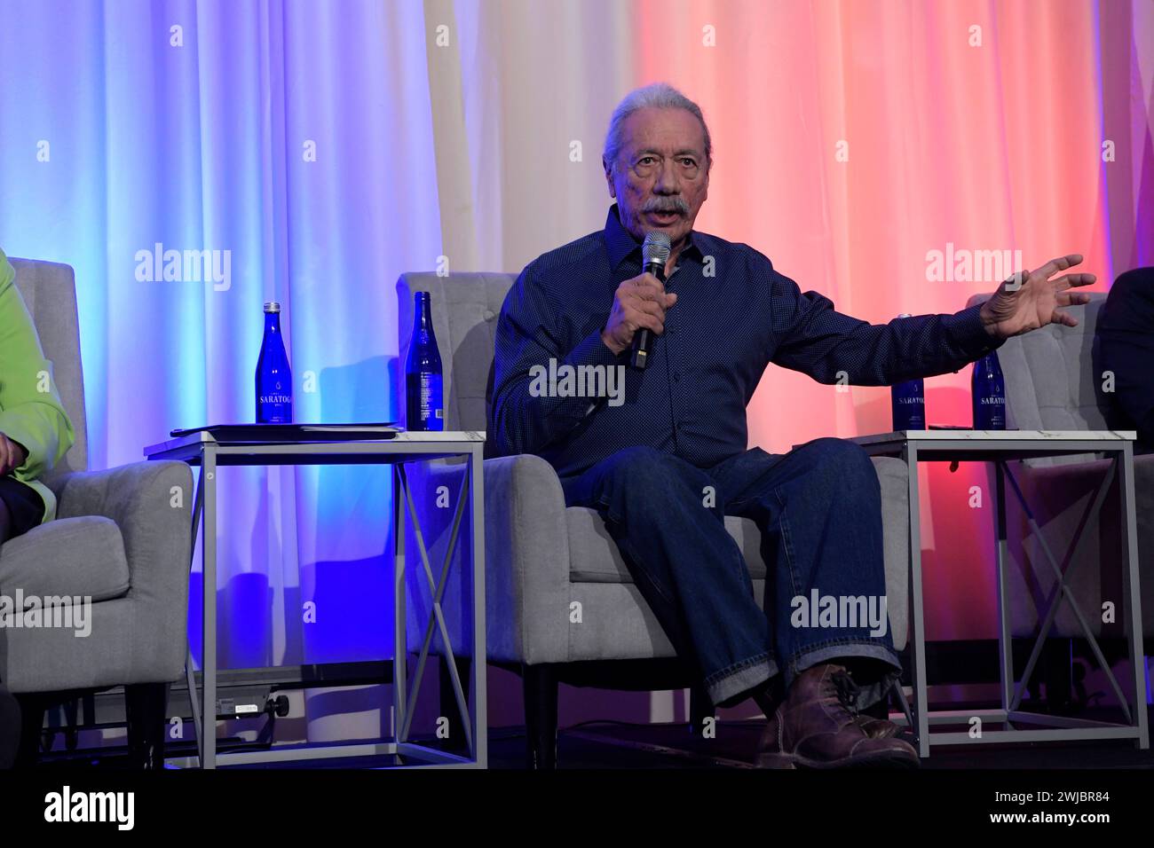 Washington DC, États-Unis. 14 février 2024. L'acteur américano-mexicain Edward James Olmos prononce des remarques sur l'importance de la discipline et des attentes élevées pour réussir à la conférence LULAC ''combler le fossé dans l'éducation latino'' dans la salle de bal de l'hôtel Mayflower à Washington, DC, USA, le 14 février 2024. (Photo de Lenin Nolly/NurPhoto) crédit : NurPhoto SRL/Alamy Live News Banque D'Images