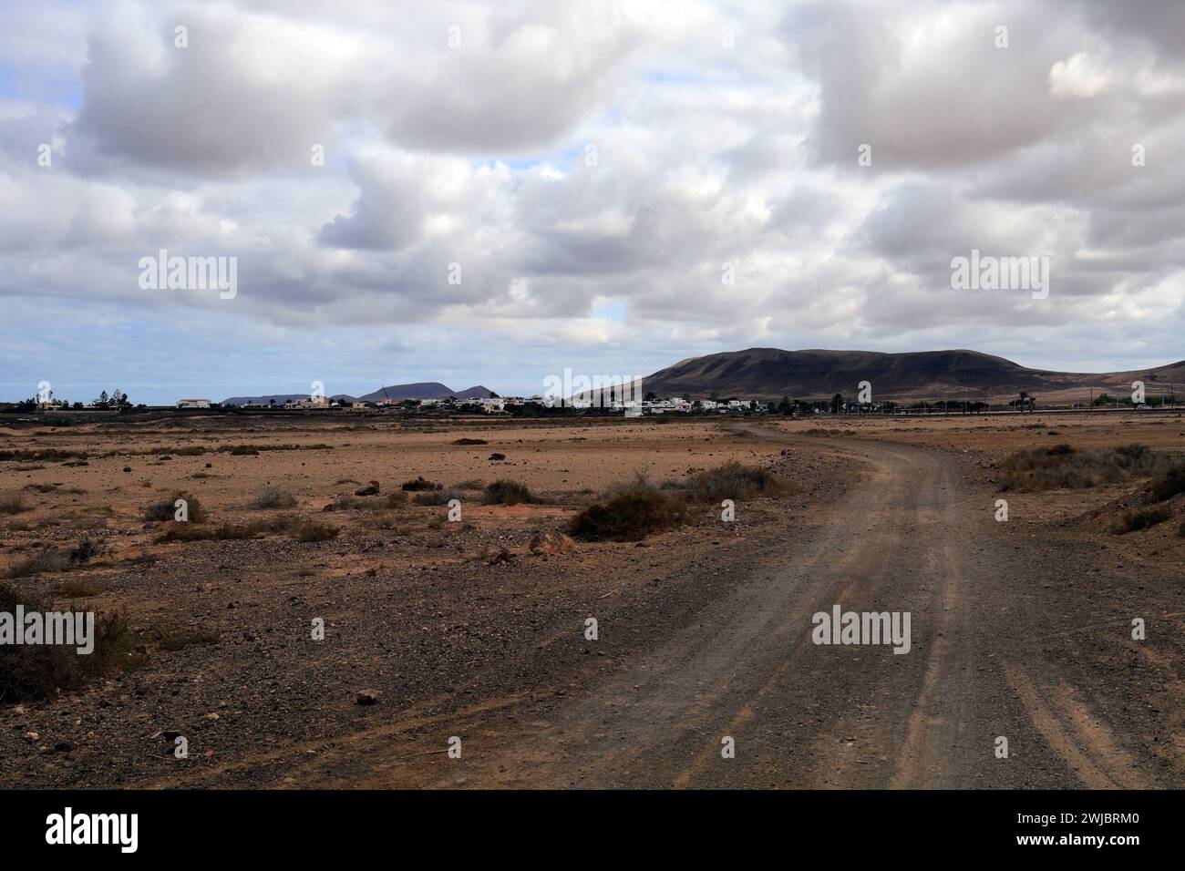Route poussiéreuse vers le village d'El Roque à travers la brousse d'El Cotillo, Fuerteventura a pris novembre 2023 jour nuageux Banque D'Images