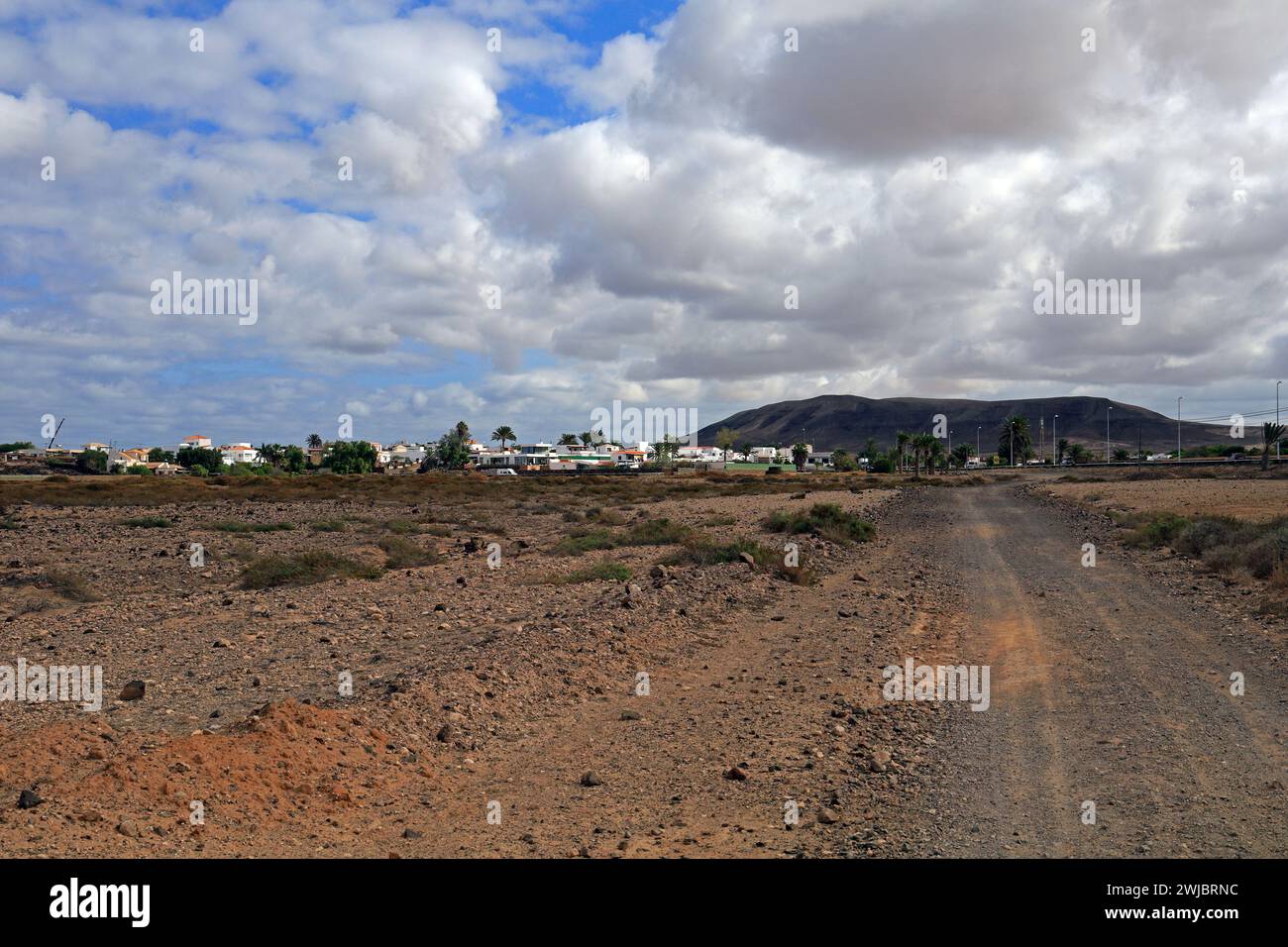 Route poussiéreuse vers le village d'El Roque à travers la brousse d'El Cotillo, Fuerteventura a pris novembre 2023 jour nuageux Banque D'Images