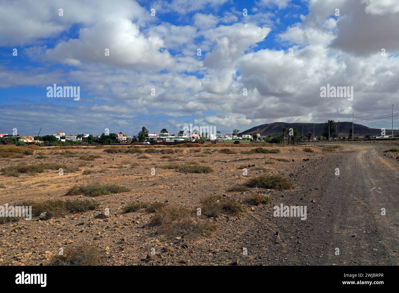 Route poussiéreuse vers le village d'El Roque à travers la brousse d'El Cotillo, Fuerteventura a pris novembre 2023 jour nuageux Banque D'Images