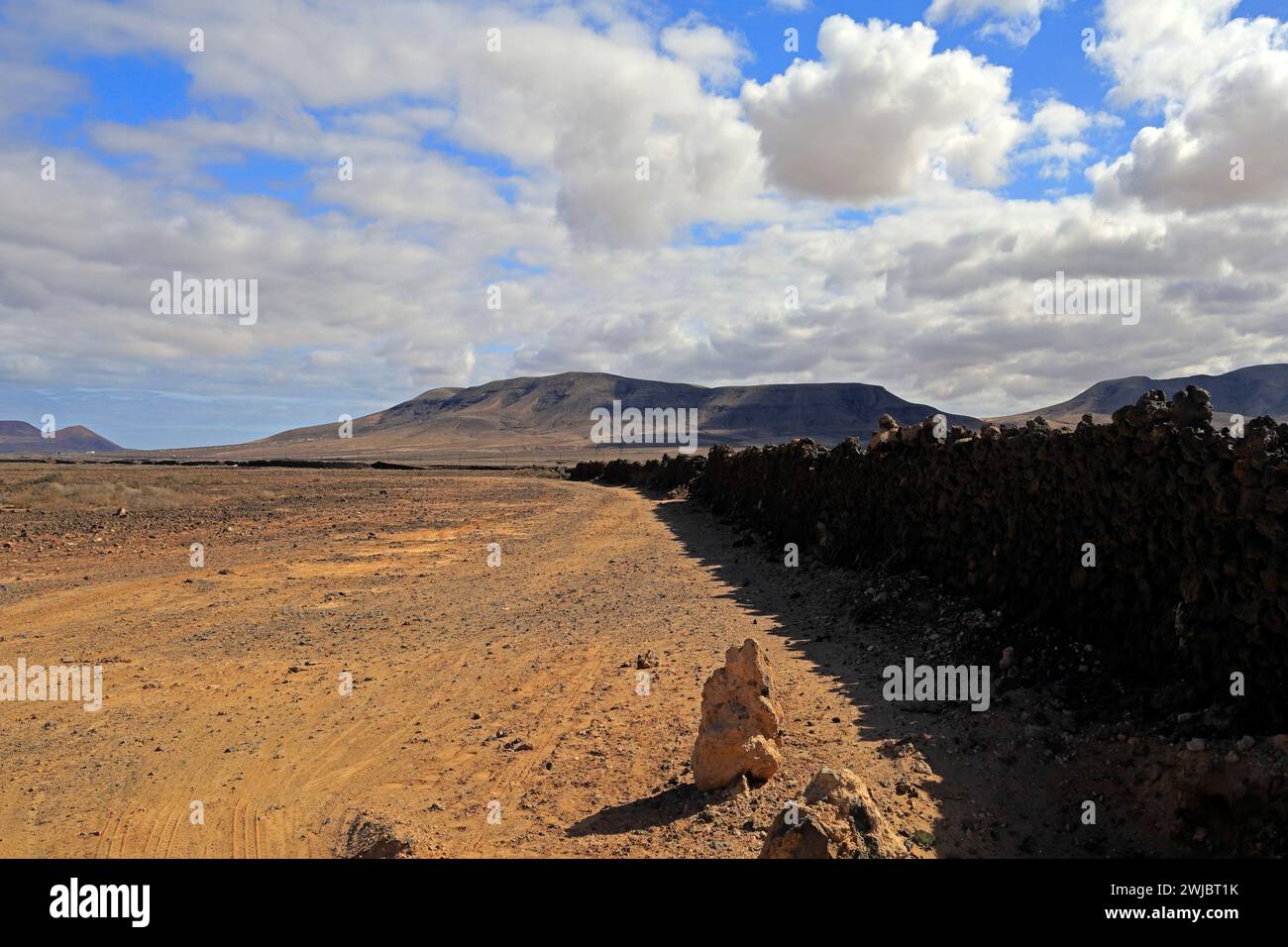 Longs murs droits en pierre sèche faits de roches volcaniques s'étendant à travers des miles, El Roque, Fuerteventura prise novembre 2023 Banque D'Images