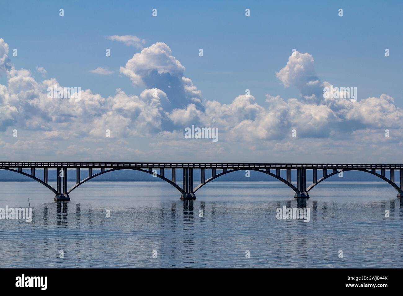 Le Brug Samana van Leona est un pont piétonnier reliant la ville à deux petites îles dans le port de Samana, en République dominicaine. Banque D'Images