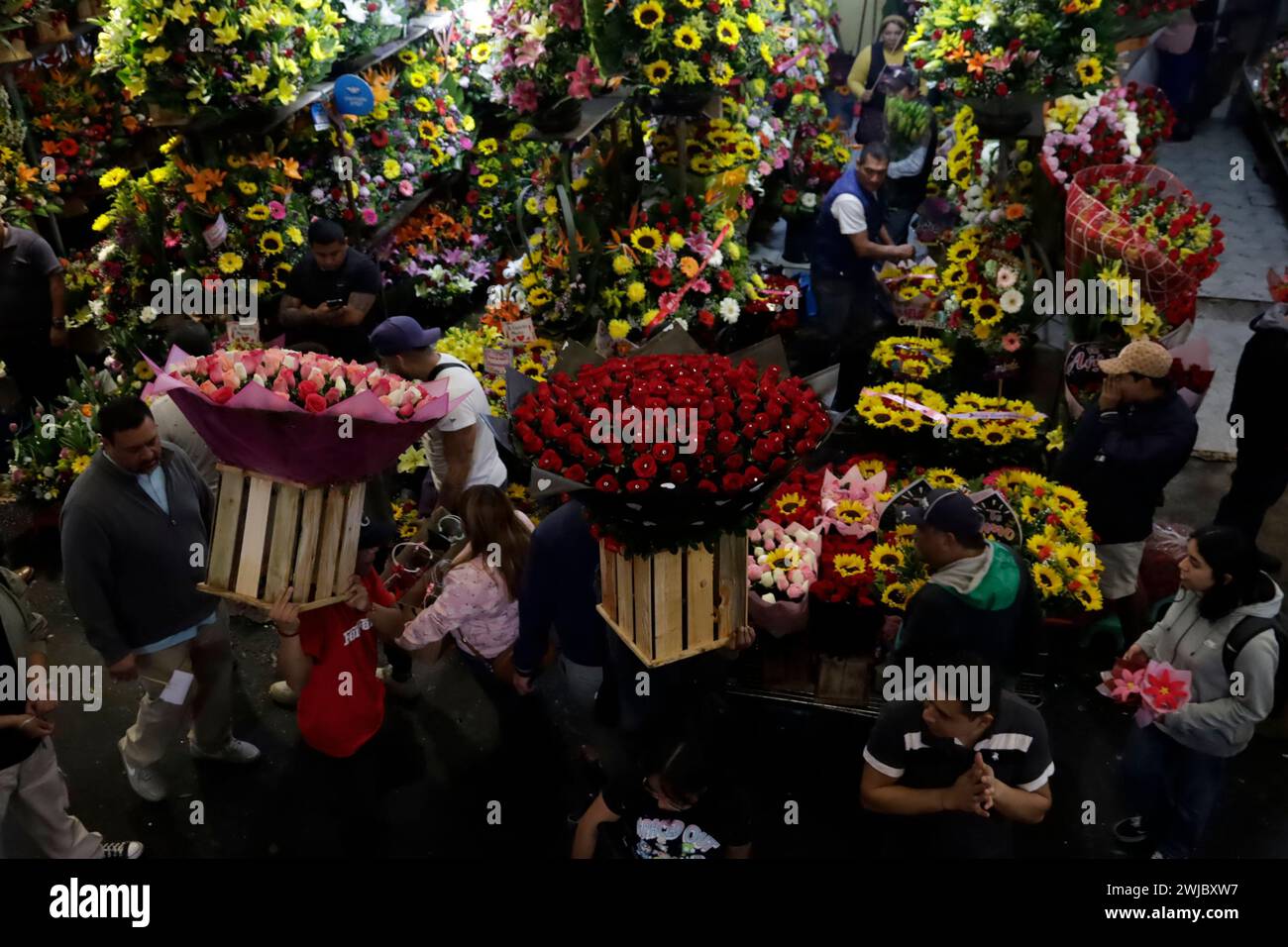 Mexico, Mexique. 13 février 2024. Les personnes assistent au marché aux fleurs pour magasiner des arrangements floraux avant la célébration de la Saint-Valentin. Le 13 février 2024 à Mexico, Mexique (crédit image : © Luis Barron/eyepix via ZUMA Press Wire) USAGE ÉDITORIAL SEULEMENT! Non destiné à UN USAGE commercial ! Banque D'Images