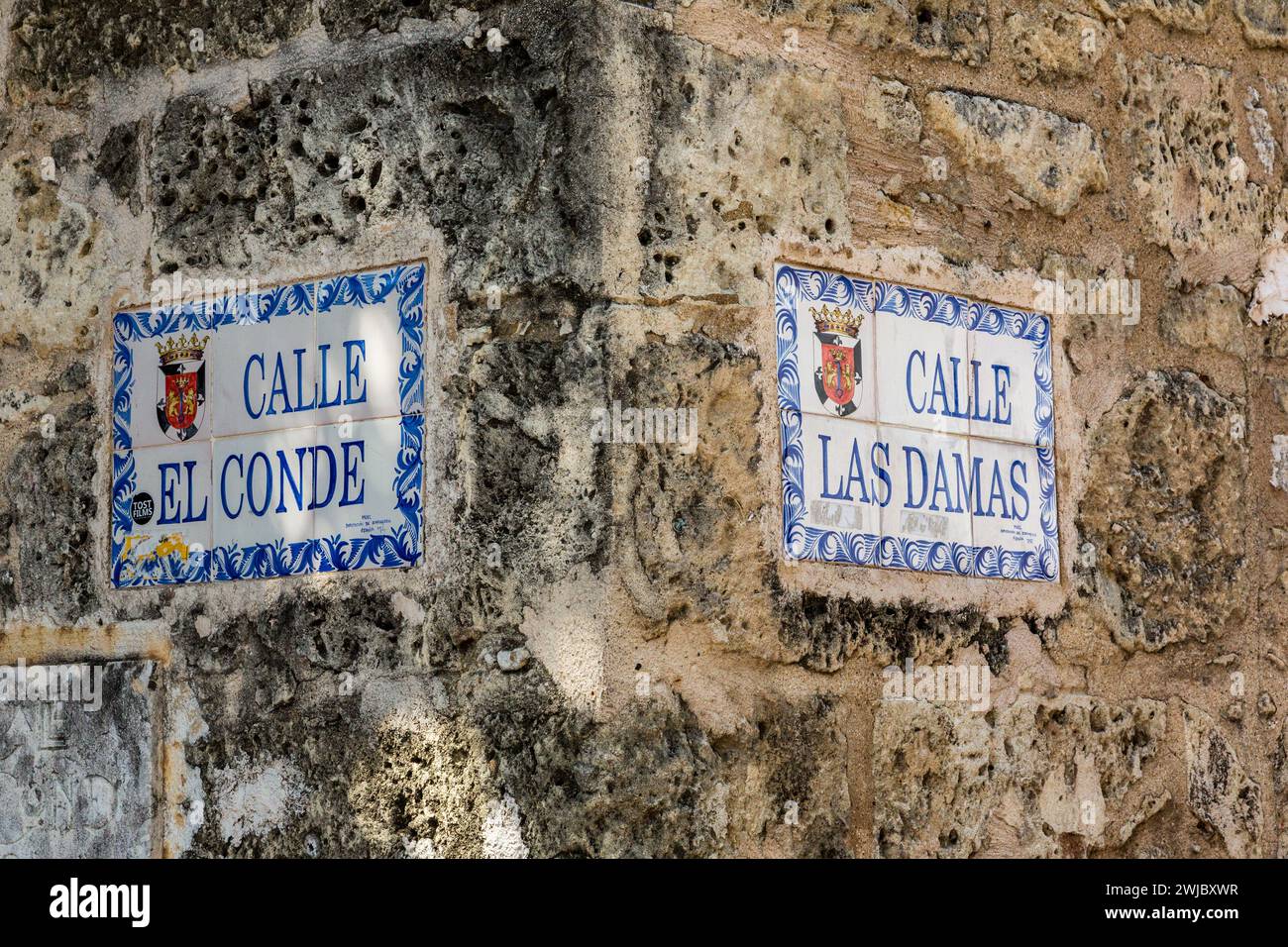 Sreet signe à l'angle de Calle El Conde et Calle Las Damas dans la ville coloniale de Santo Domingo, République dominicaine. Cet ancien bâtiment colonial Banque D'Images